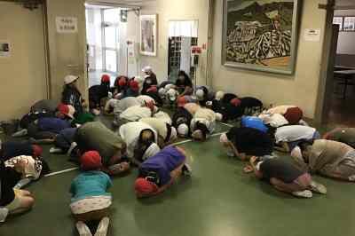 ダンゴムシのポーズ