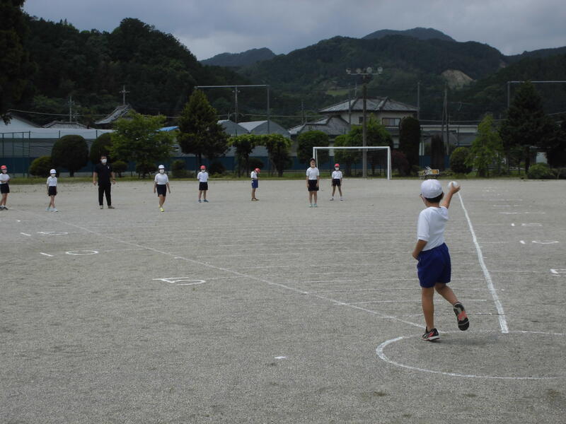 ソフトボール投げ