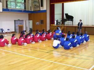 生徒の伴奏で校歌斉唱